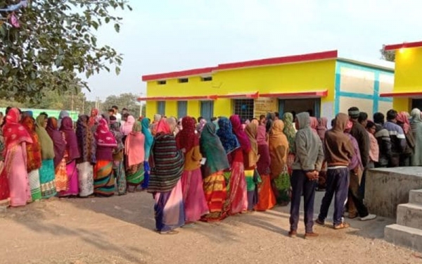 तीसरे और अंतिम चरण का मतदान जारी, बढ़-चढ़ कर हिस्सा ले रहे ग्रामीण