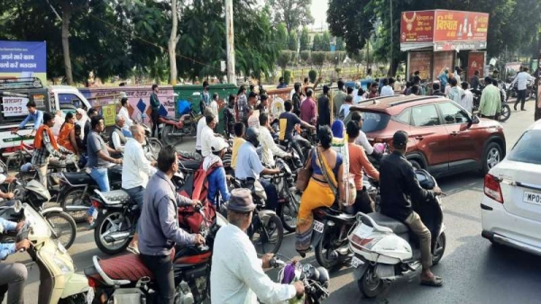 किशोरी सड़क पार करते समय एक्टिवा से टकराई