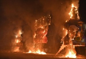 डब्लू आर एस कॉलोनी में रावण दहन: राज्यपाल रमेन डेका और मुख्यमंत्री विष्णु देव साय की उपस्थिति में उमड़ा उत्साह