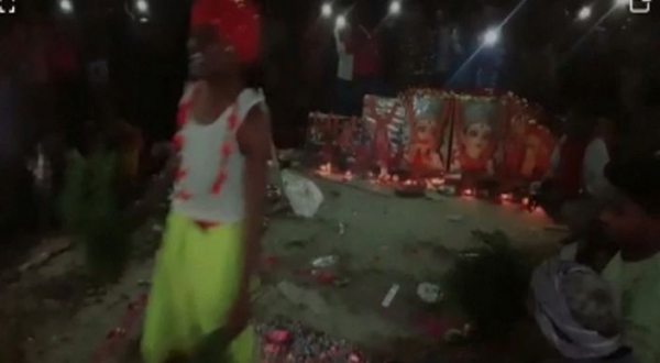प्रत्याशी ने अंगारों पर चलकर दी अग्नि परीक्षा