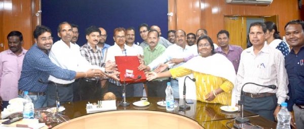 एडीएम व भृत्य को सेवानिवृत्ति पर दी गई विदाई