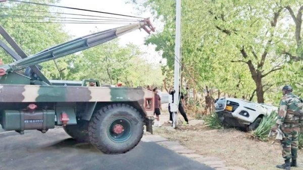 तेज रफ्तार कार बेकाबू होकर 20 फीट गहरे गड्ढे में गिरी, सेना के जवानों ने सवारियों को बचाया