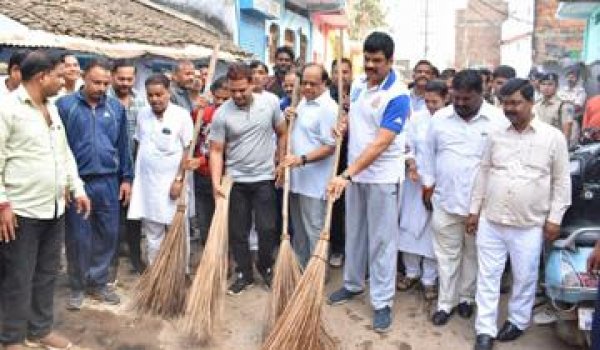 मंत्री राजपूत ने सड़कों पर झाड़ू लगाकर दिया स्वच्छता का सन्देश
