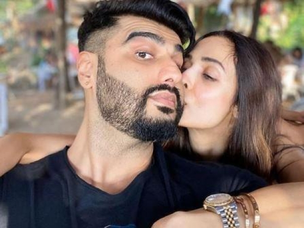 नए साल पर मलाइका ने किया अर्जुन को किस, सोशल मीडिया यूजर ने लिखा- ओए होए...2020 स्टार्ट हो गया