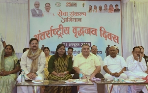 अंतर्राष्ट्रीय वृद्धजन दिवस पर सियानगुड़ी में बुजुर्गों का सम्मान,  राजेश अग्रवाल ने शॉल-श्रीफल भेंट कर लिया आशीर्वाद