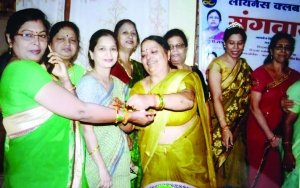 पति की दीर्घायु के लिए महिलाओं ने रखा व्रत