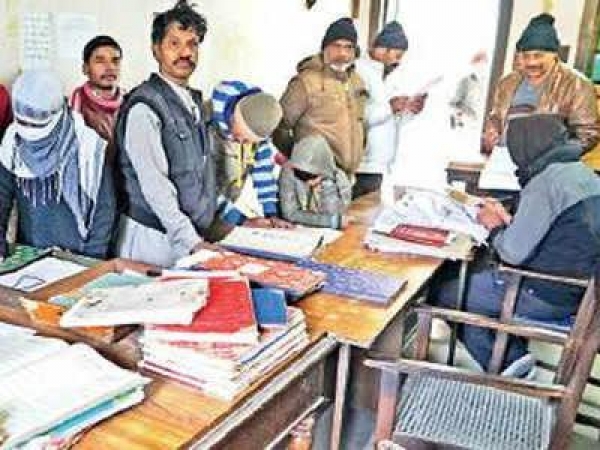 NRC: बर्थ सर्टिफिकेट के लिए बुजुर्गों की भीड़