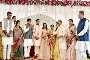 मुख्यमंत्री डॉ. यादव राज्य मंत्री श्री जायसवाल के पुत्र के विवाह समारोह में हुए शामिल