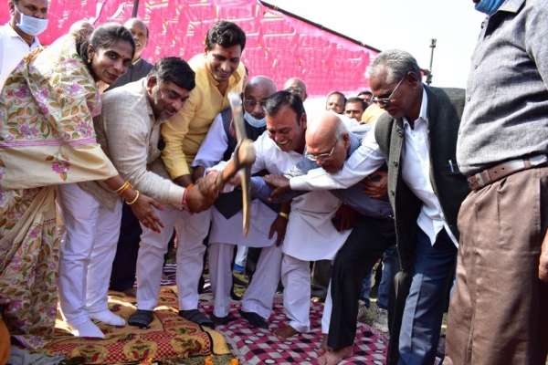 वार्ड 14 में यदुवंशी समाज के लिए बनेगा सामुदायिक भवन, महापौर एवं विधायक देवेंद्र यादव ने किया भूमिपूजन