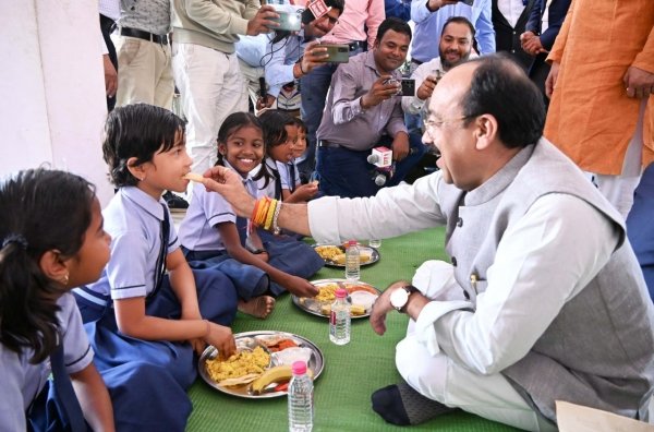 न्योता भोज में शामिल हुए उप मुख्यमंत्री श्री अरुण साव और स्वास्थ्य मंत्री