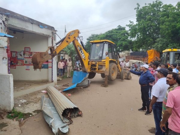 पानी टंकी निर्माण के लिए निगम ने ढहाया अतिक्रमण