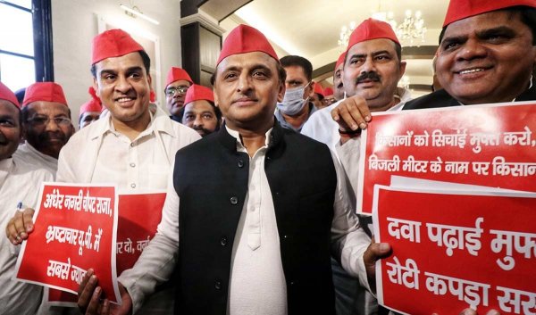 सरकार को घेरना नहीं जानते अखिलेश, तभी विधानसभा में बेकार के मुद्दे उठाते रहे