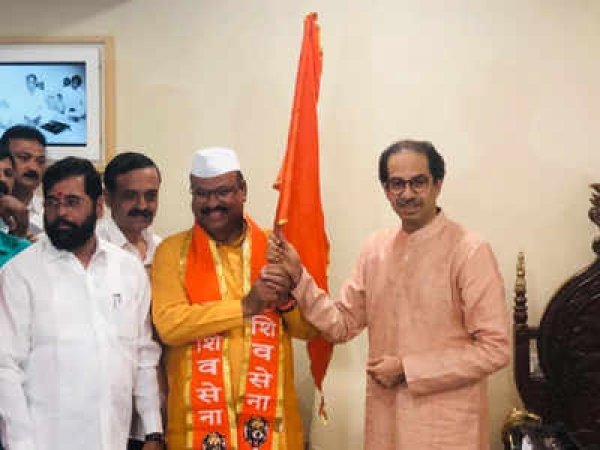 विभाग बंटवारे से पहले ही उद्धव सरकार को झटका, अब्दुल सत्तार ने छोड़ा मंत्री पद