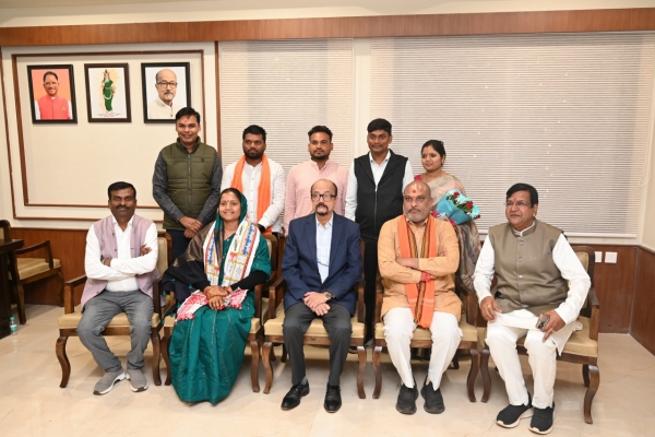 राज्यपाल डेका हुए महिला एवं बाल विकास मंत्री श्रीमती रजवाड़े के गृह प्रवेश कार्यक्रम में शामिल