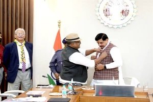 संस्था के 76वें स्थापना दिवस पर बैज और स्कार्फ से किया स्वागत