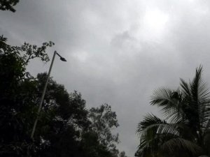 दोपहर बाद छा सकते हैं घने बादल, तेज आंधी के साथ हो सकती है बारिश