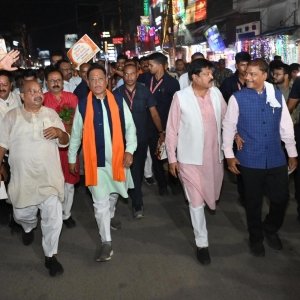 जीएसटी बचत उत्सव का जायजा लेने बाजार पहुंचे मुख्यमंत्री साय