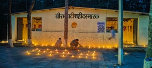 बस्तर सेवा संकल्प अभियान' के तहत शहीदों की याद में 1986 स्थानों पर जलाए गए दीये