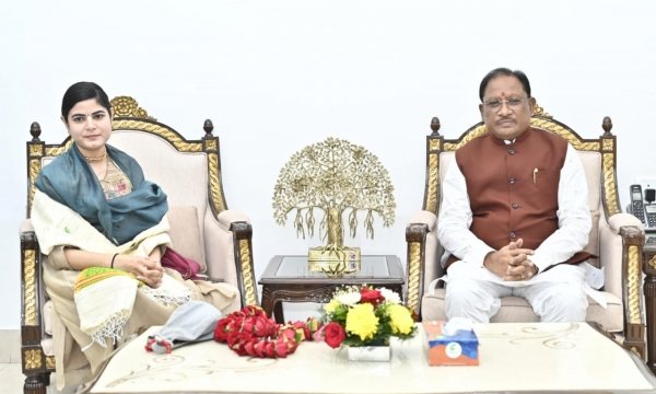 मुख्यमंत्री  विष्णु देव साय से प्रसिद्ध कथावाचक देवी चित्रलेखा की सौजन्य भेंट