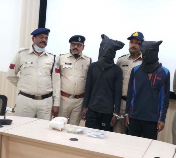 थाना हनुमानगंज और शाहजहानाबाद क्षेत्र में लुट करने वाले शातिर इनामी लुटेरे पकडाये
