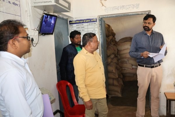 स्वास्थ्य सुविधा, धान खरीदी, राशन दुकान, आंगनबाड़ी जैसे विभिन्न सुविधाओं का जायजा लेने कलेक्टर ने किया बीजापुर एवं भैरमगढ़ ब्लाक का औचक निरीक्षण