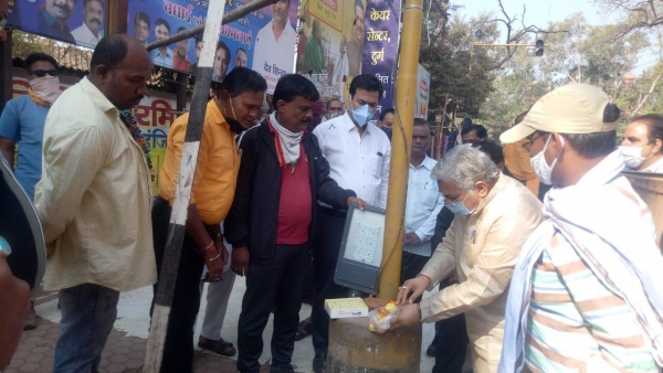 विधायक, महापौर ने कराया शहर में लाईट बदलने का कार्य प्रारंभ
