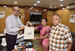 राज्यपाल  डेका से नो प्लास्टिक कैंपेन की ब्रांड एंबेसडर श्रीमती आप्टे ने की मुलाकात