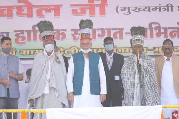 मुख्यमंत्री श्री भूपेश बघेल आज रायगढ़ जिले की सारंगढ़ तहसील स्थित ग्राम नंदेली (ग्राम पंचायत मुढियाडीह) में अखिल भारतीय रामनामी महासभा बड़े भजन मेला में शामिल हुए..