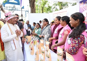 सुशासन तिहार में हितग्राहियों से आत्मीय संवाद: योजनाओं के लाभ से बदलती जिंदगी की तस्वीर देख मुख्यमंत्री हुए प्रसन्न