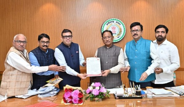 मुख्यमंत्री से सतनाम पंथ के पदाधिकारियों ने की सौजन्य मुलाकात