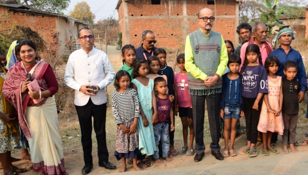 राज्यपाल  रमेन डेका ने कोरबा जिले के ग्राम कुरूडीह में ग्रामीणों से की आत्मीय भेंट