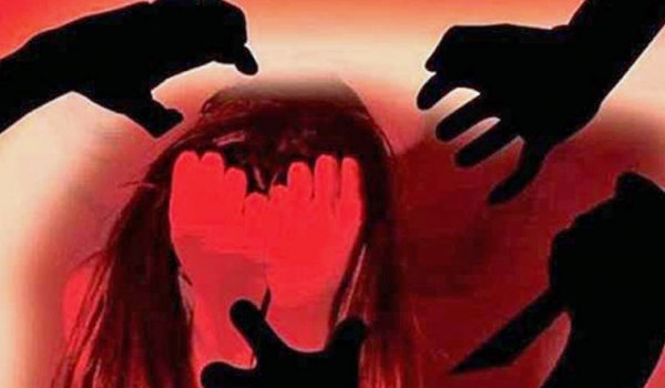 दोस्ती कर छात्रा से दुष्कर्म- पति ने पत्नी से किया कुकर्म