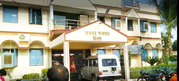 ग्राम पंचायत के तालाब में अवैध मछली पालन