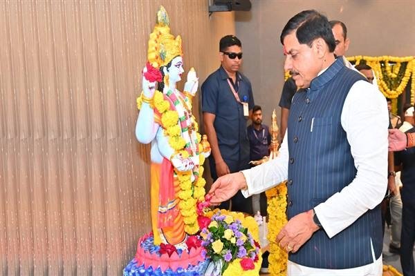 स्वच्छता, वृक्षारोपण और जल संरक्षण को जीवन का संकल्प बनाएं : मुख्यमंत्री डॉ. यादव