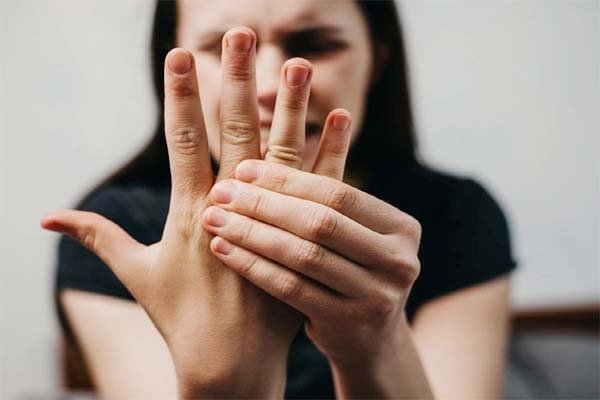 सावधानी जरुरी हैं हाथों और पैरों की झनझनाहट,-- गंभीर बीमारी का संकेत