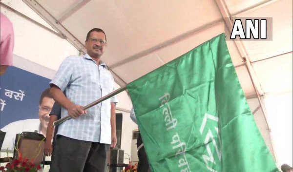 3 दिन मुफ्त यात्रा, 150 बसों को हरी झंडी दिखाकर किया रवाना, केजरीवाल ने दिल्लीवासियों को दी बड़ी सौगात