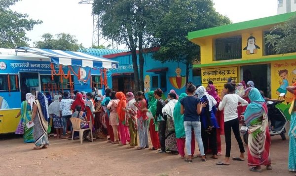 दाई-दीदी मोबाइल क्लीनिक के प्रति महिलाओं ने दिखाई गहरी रूचि