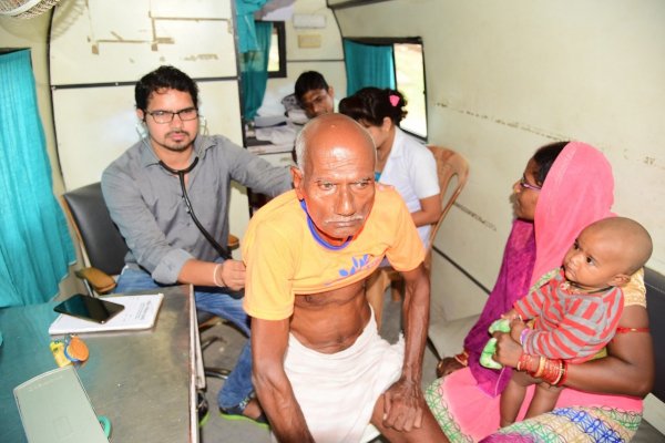 इलाज के लिए पैसे का अभाव और अस्पताल की दूरी अब समस्या नहीं स्लम बस्तियों में जरूरत मंदों के पास पहुॅच रही है मोबाइल मेडिकल यूनिट