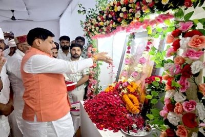 मुख्यमंत्री डॉ. यादव ने देवसर पहुंचकर श्रीमती पाठक के निधन पर श्रद्धांजलि अर्पित की