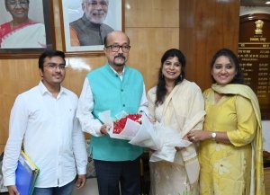 राज्यपाल  डेका से अखिल भारतीय व्यापारिक परिसंघ महिला इकाई के सदस्यों ने सौजन्य भेंट की