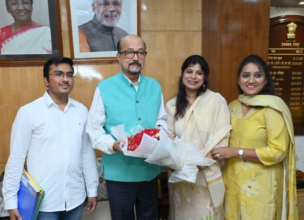 राज्यपाल  डेका से अखिल भारतीय व्यापारिक परिसंघ महिला इकाई के सदस्यों ने सौजन्य भेंट की