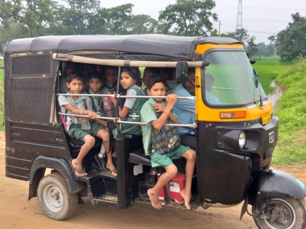 तीन सीटर ऑटो में ढ़ोया जा रहा कई स्कूली बच्चे