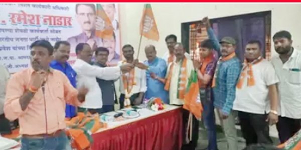 शिवसेना को करारा झटका, बीजेपी में शामिल हुए 400 कार्यकर्ता