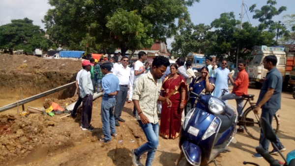 गढ्डे के चारों ओर बेरीकेट्स लगाएं व आस- पास 3-4 फोकस लाईटें लगाएं- महापौर
