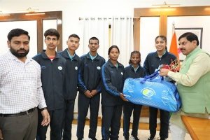 मुख्यमंत्री डॉ. यादव से मिले जर्मनी जाने वाले ग्राम विचारपुर के 5 फुटबॉल खिलाड़ी
