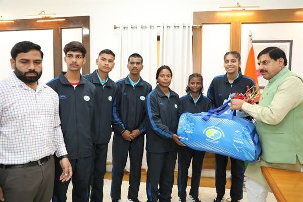 मुख्यमंत्री डॉ. यादव से मिले जर्मनी जाने वाले ग्राम विचारपुर के 5 फुटबॉल खिलाड़ी