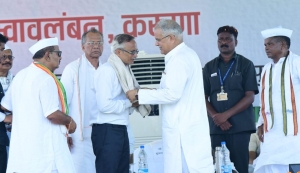 स्वतंत्रता आंदोलन में महत्ती भूमिका निभाने वाले को शाल एवं श्रीफल देकर मुख्यमंत्री ने सम्मानित किया