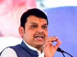 फडणवीस पर चुनावी हलफनामे में आपराधिक मामले छुपाने का आरोप, समन