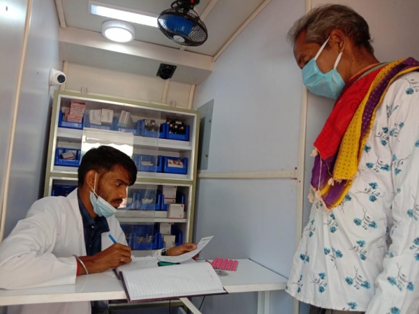 स्लम स्वास्थ्य शिविर में बुखार, हाथ-पैर दर्द, खुजली शूगर की दवाई का किया गया  वितरण