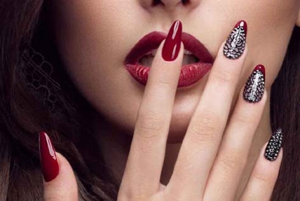 नाखून से बढ़ती है हाथों की खूबसूरती 